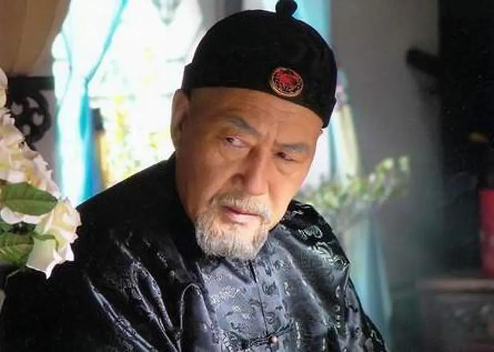 演員安靜,演員安靜，舞臺(tái)與鏡頭下的內(nèi)斂之力