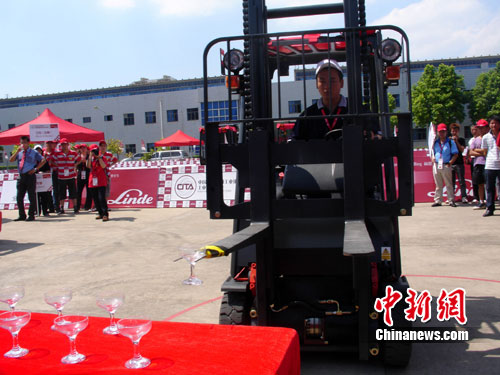 叉車比賽視頻，賽場上的友情與激情展現(xiàn)！