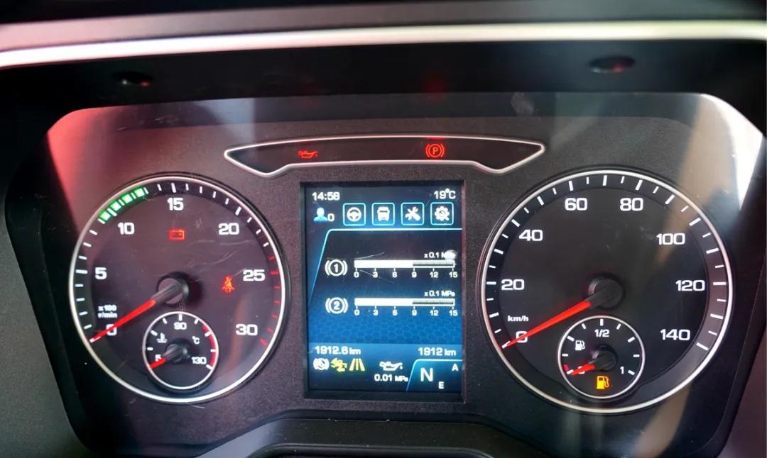 解放J7最新款試駕，駕馭變化，自信馳騁之路