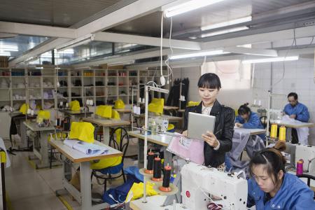 廣州制衣廠急聘燙工，燙衣技術展現(xiàn)你的才華！