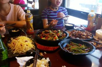 最新石鍋菜主題餐廳，勵志美食盛宴，融合自信、成就與味蕾享受